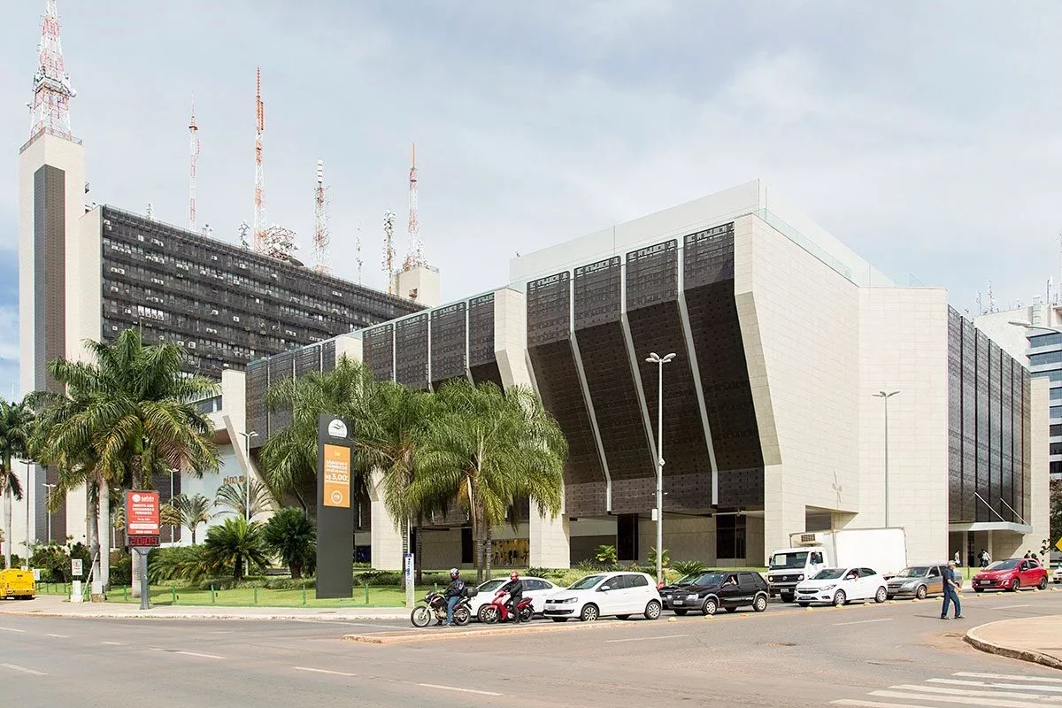 fachada comercial com chapa perfurada fechamento - parede metálica